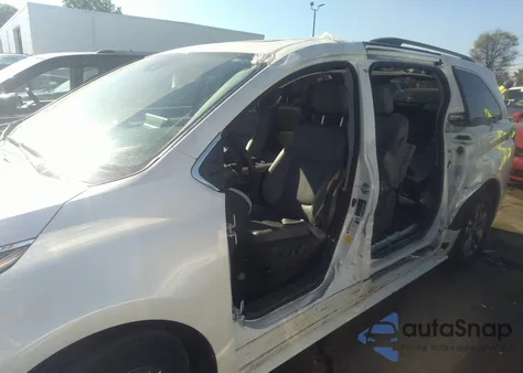 2021 Toyota Sienna Xle z USA, uszkodzony, nr VIN 5TDJRKEC2MS055559